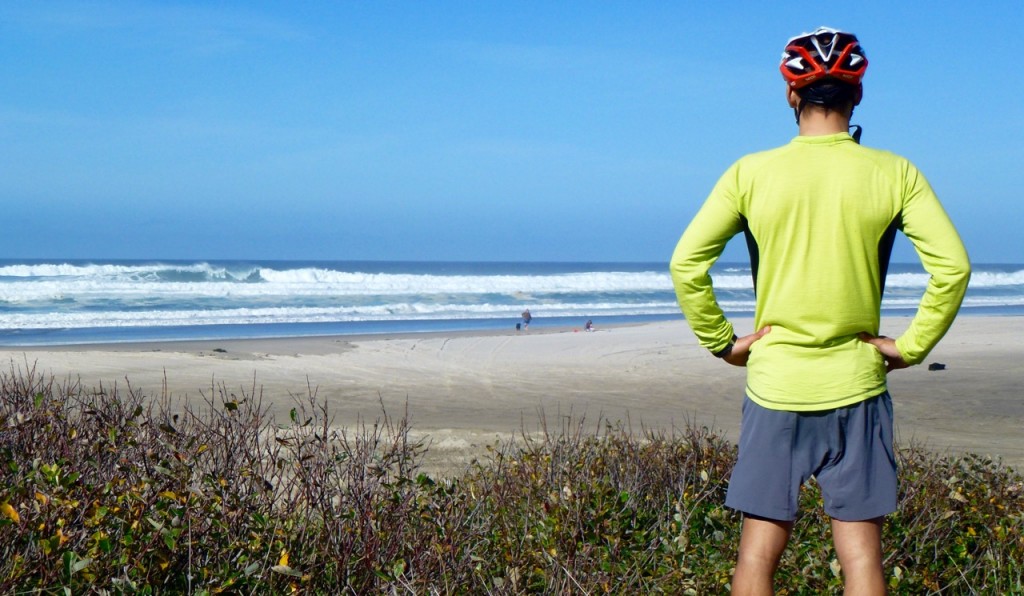 Cycliste face à l'océan Pacifique, route 101